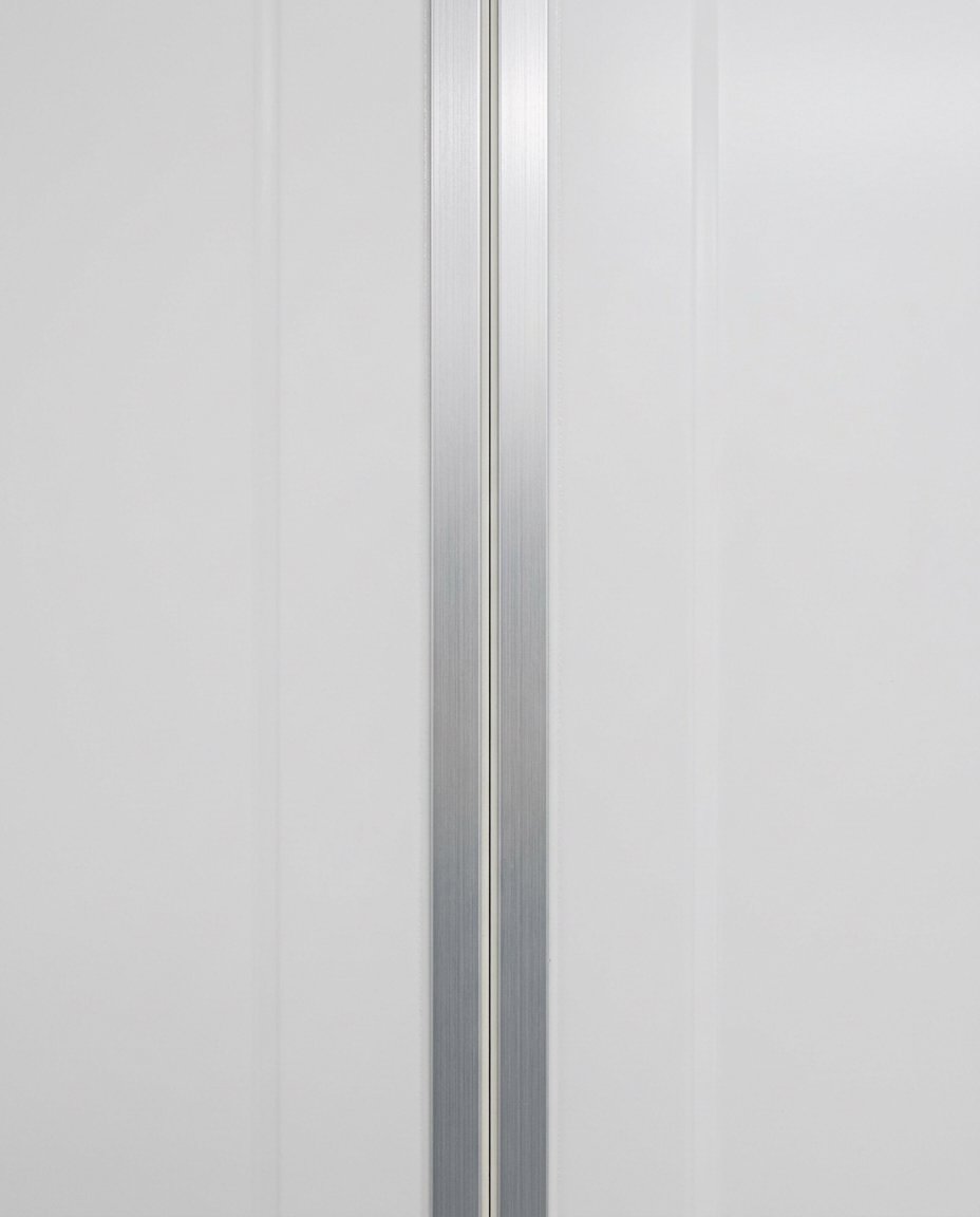 Detail sambungan hairline panel dinding cleanroom dengan trim aluminium